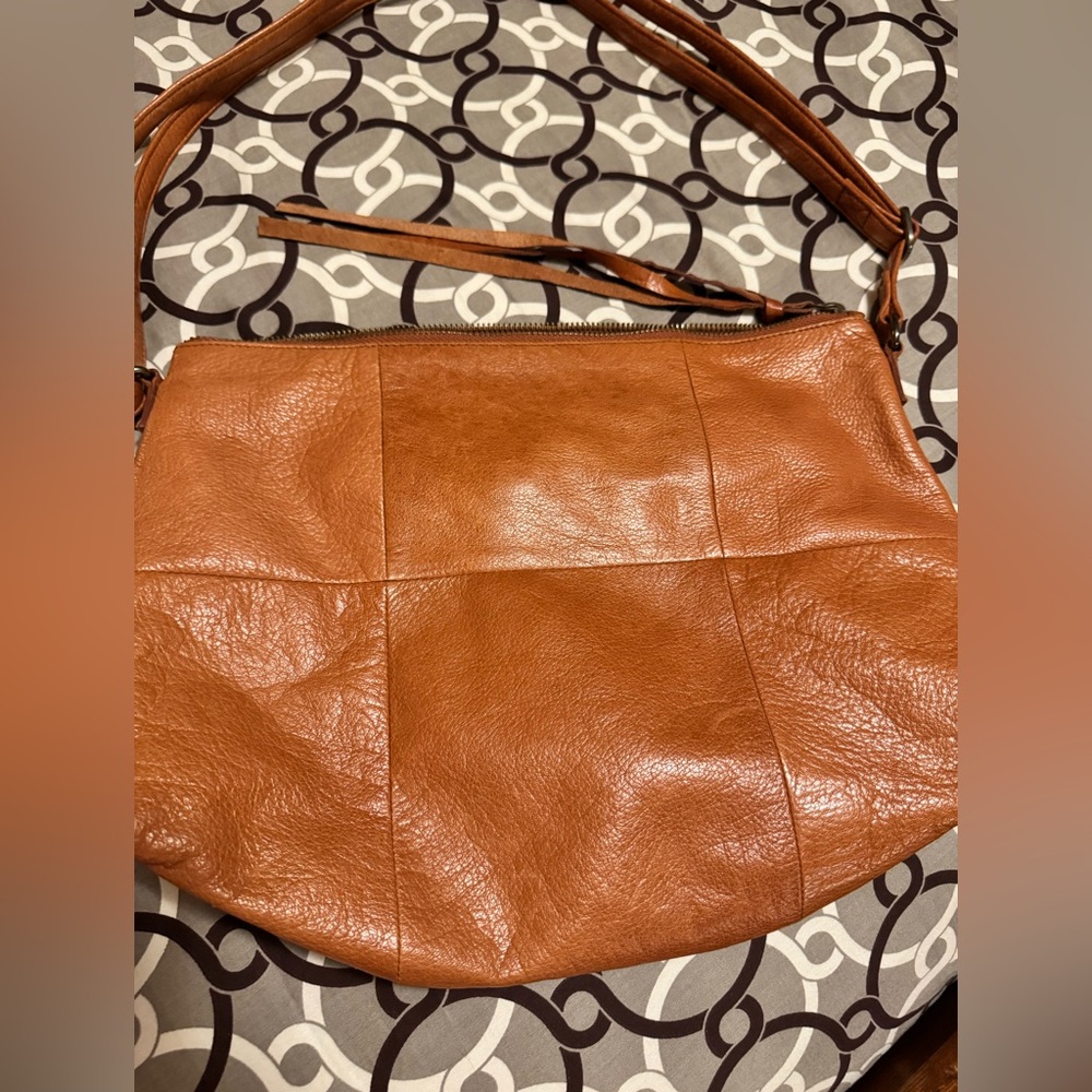 Elegant Tan Leather Shoulder Bag